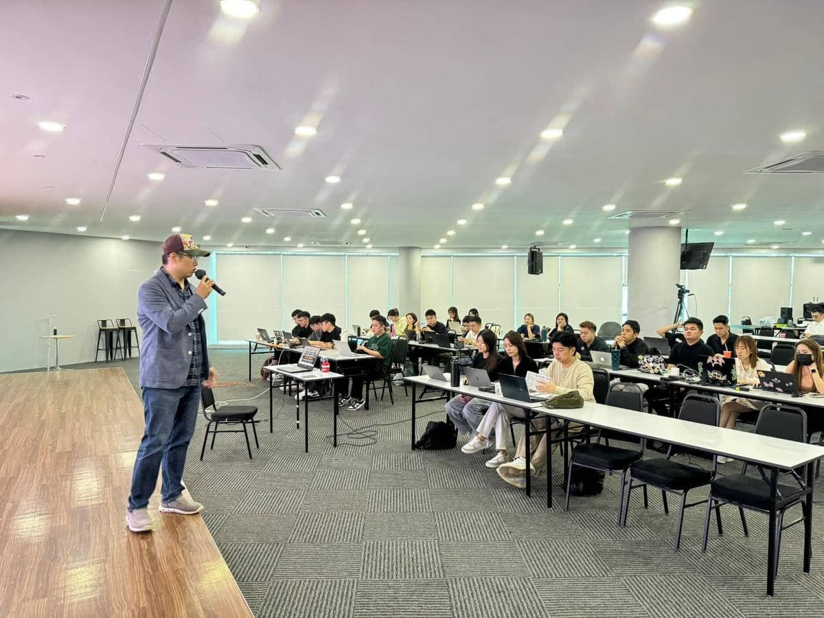 2016-2023 江仕超於企業內訓現場拿麥克風主講行銷主題 — 整排學員專注聆聽、現場約數十人規模